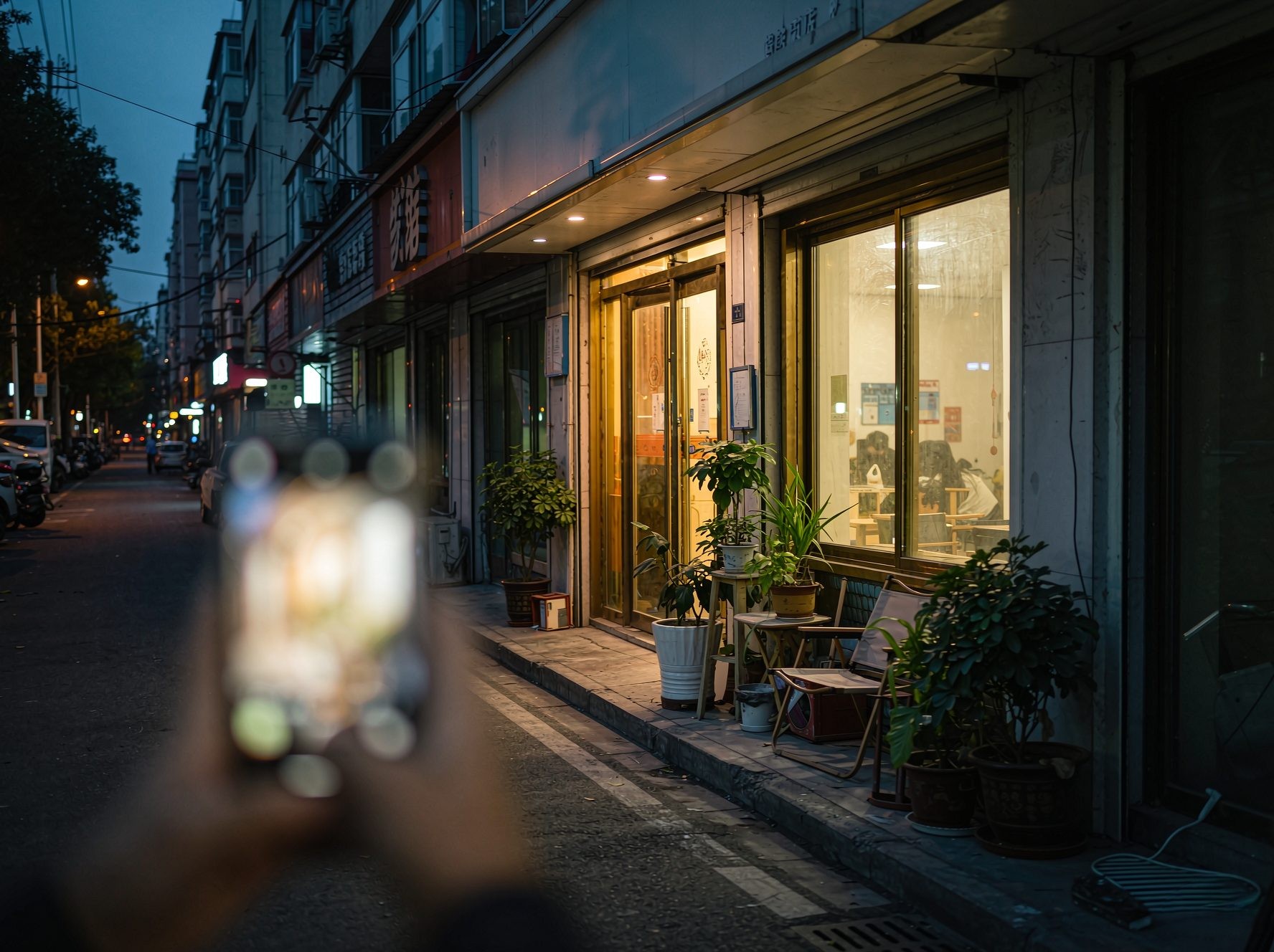 黄昏时分的城市街边小餐馆,暖光透出